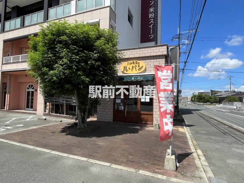 エントランス　１・２階は飲食店になってます！