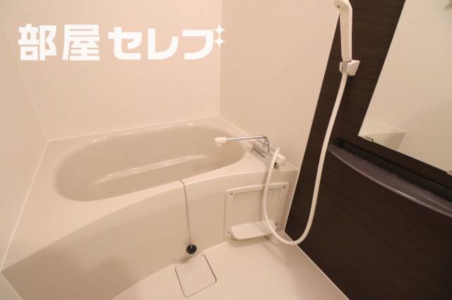 バス・シャワールーム　ゆったりバスルームです