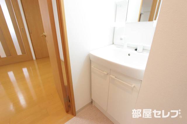 洗面設備　洗面台にも収納があります