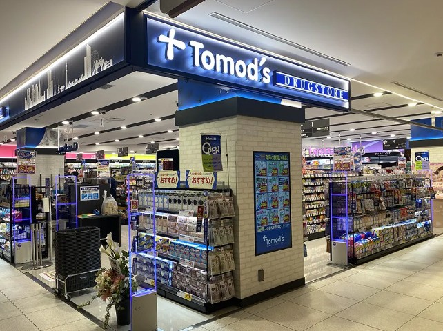 ドラックストア　トモズ恵比寿ガーデンプレイス店（ドラッグストア）まで576m