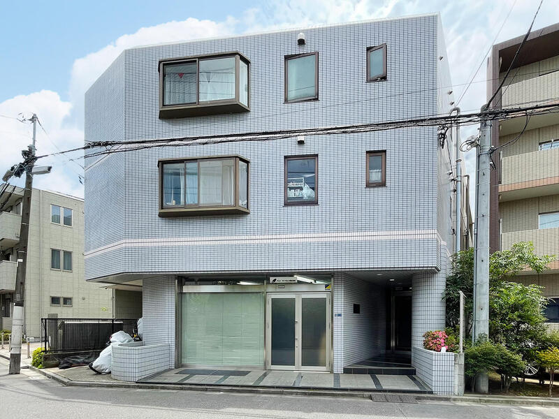エントランス　落ち着いたエントランスです