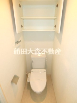 トイレ　棚収納と温水暖房便座付のトイレ