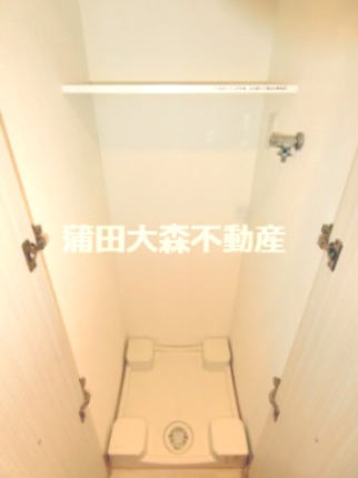 その他設備　棚と扉付きの室内洗濯機置場