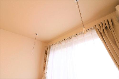 その他　室内で物干し竿が設置可能な吊り下げ金具付き