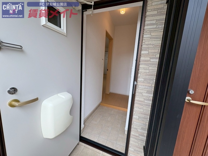 玄関　同物件別部屋写真