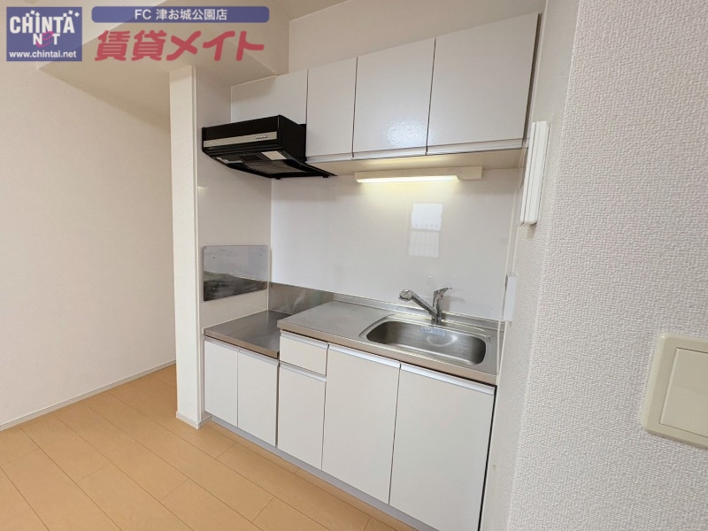 キッチン　同物件別部屋写真