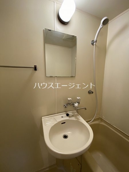 洗面設備　洗面台は浴室内にございます。