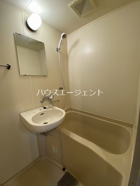 バス・シャワールーム　バストイレ別です。