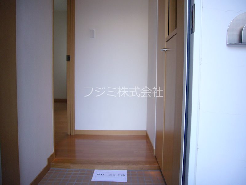 玄関　※別部屋参考写真