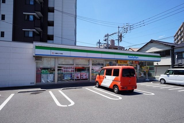 コンビニ　ファミリーマート八幡西三ヶ森店（コンビニ）まで220m