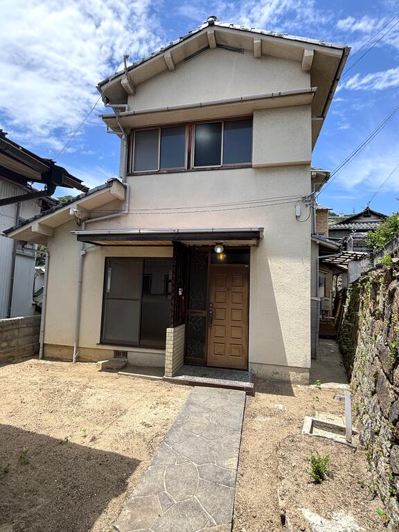 建物外観　庭付きの一戸建てです♪