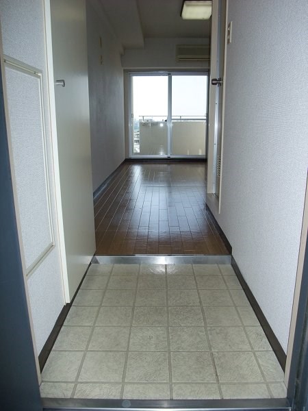 玄関　※別タイプの参考画像になります。