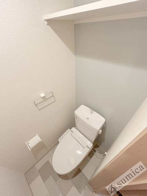 トイレ　人気アイテムの温水洗浄便座。清潔感のあるトイレです。