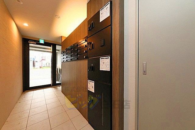 エントランス　留守中も荷物が受け取れて便利な宅配ＢＯＸ完備しています♪