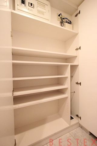 玄関　※同建物内・別タイプの参考写真です。