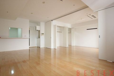 居室・リビング　※同建物内・別タイプの参考写真です。