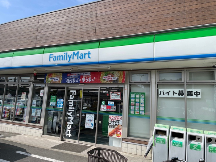 コンビニ　ファミリーマート（コンビニ）まで300m