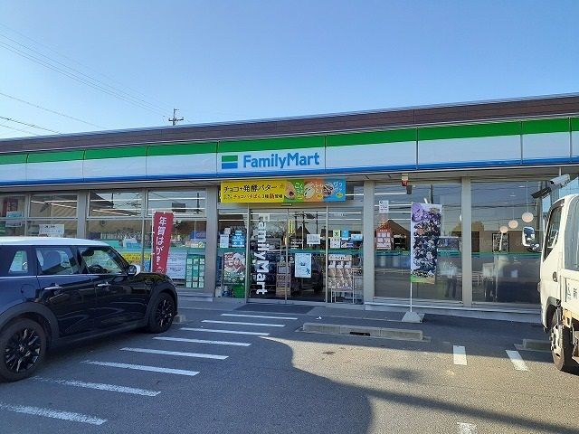 コンビニ　ファミリーマート（コンビニ）まで240m