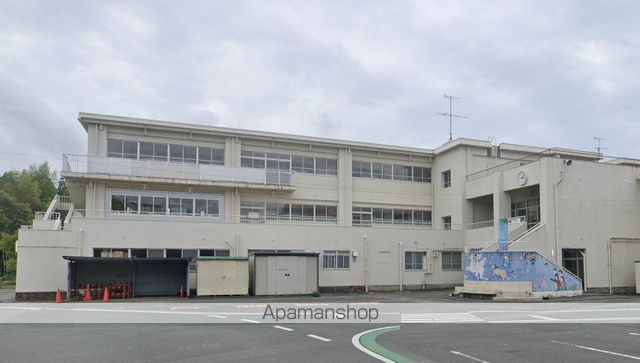 小学校　城北小（小学校）まで523m