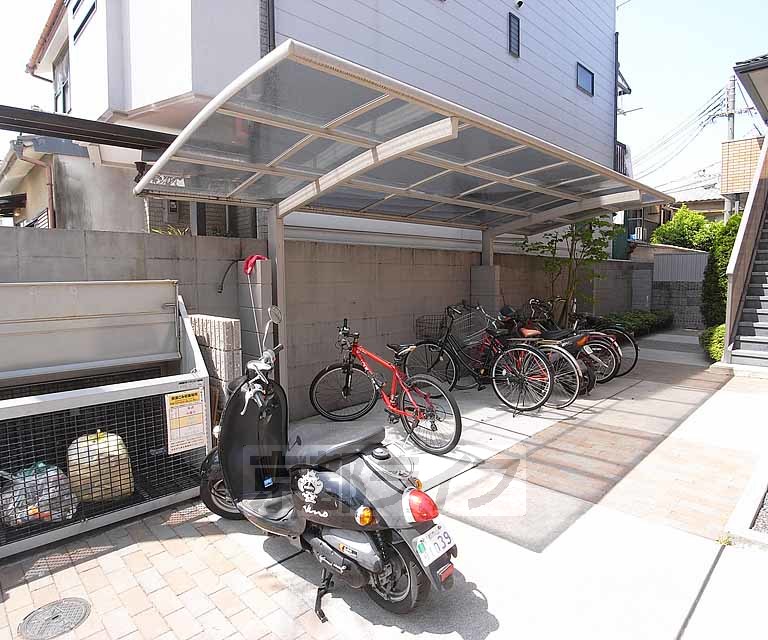 その他共有部分　屋根付きの駐輪場です。