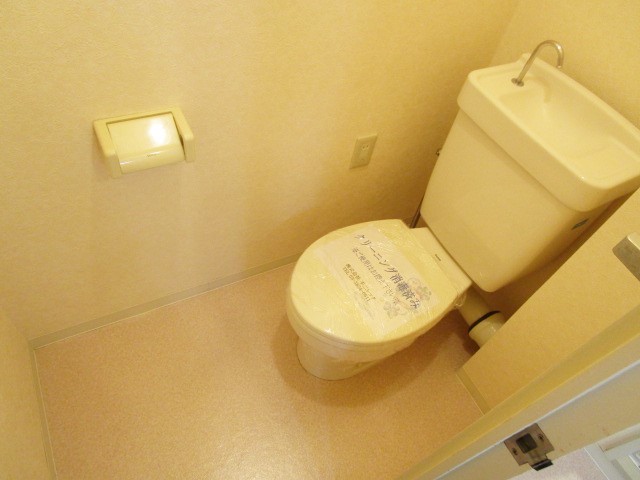 トイレ　別号室の参考写真になります。