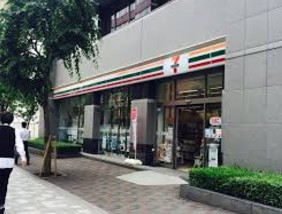 コンビニ　セブンイレブン日本橋人形町3丁目店（コンビニ）まで94m