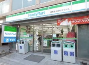 コンビニ　ファミリーマート日本橋人形町三丁目店（コンビニ）まで112m