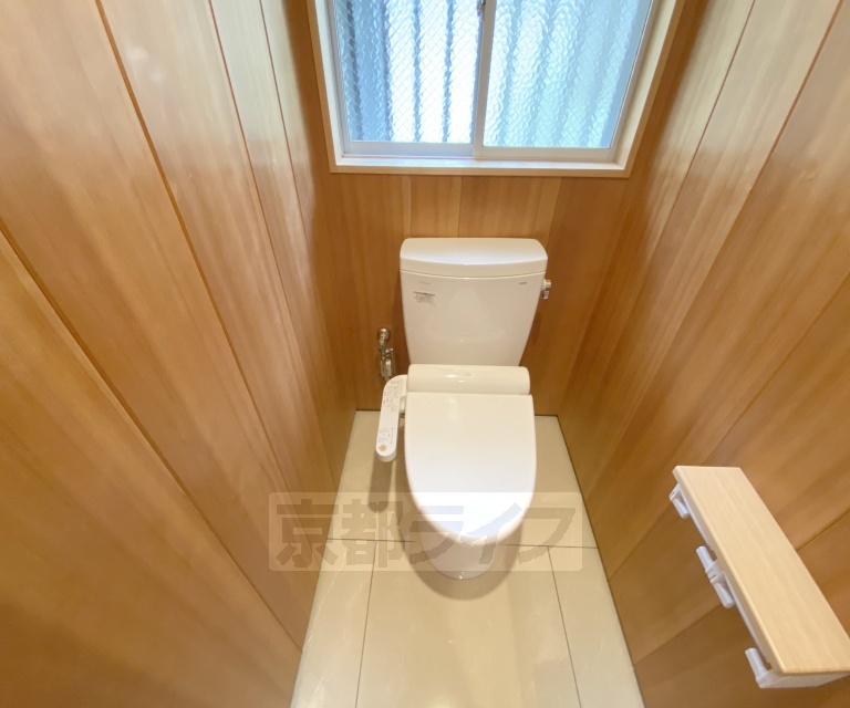 トイレ　１階の洗浄機能付きトイレです。２階にもトイレがあります。