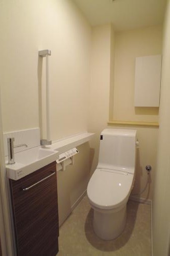 トイレ　賃貸では中々ない洗面台付きのトイレです。