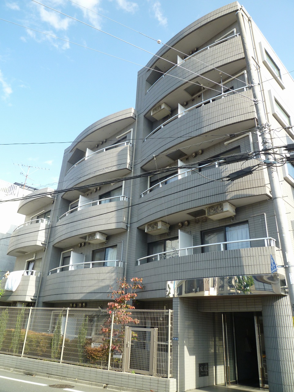 建物外観　タイル貼りの瀟洒な外観