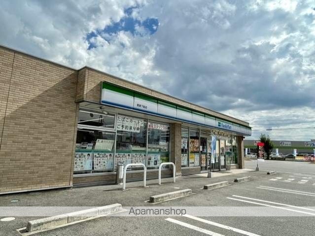 コンビニ　ファミリーマート（コンビニ）まで779m