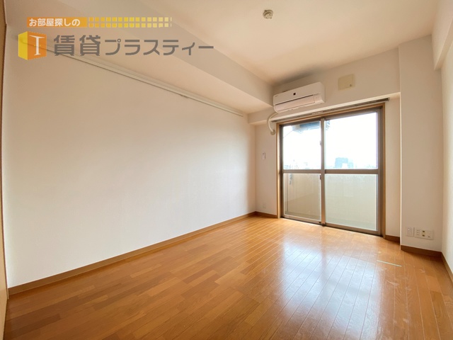 居室・リビング　日が差込む明るいお部屋です。