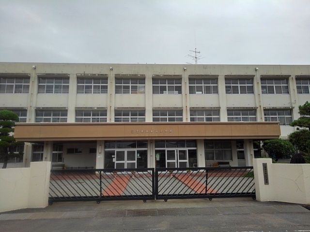 小学校　三豊市立本山小学校（小学校）まで800m