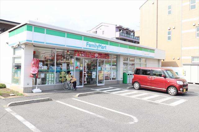 コンビニ　ファミリーマート（コンビニ）まで56m