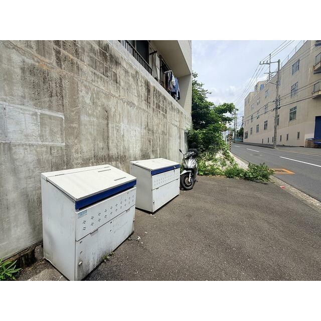 建物外観　ダストボックス２つ利用してOK