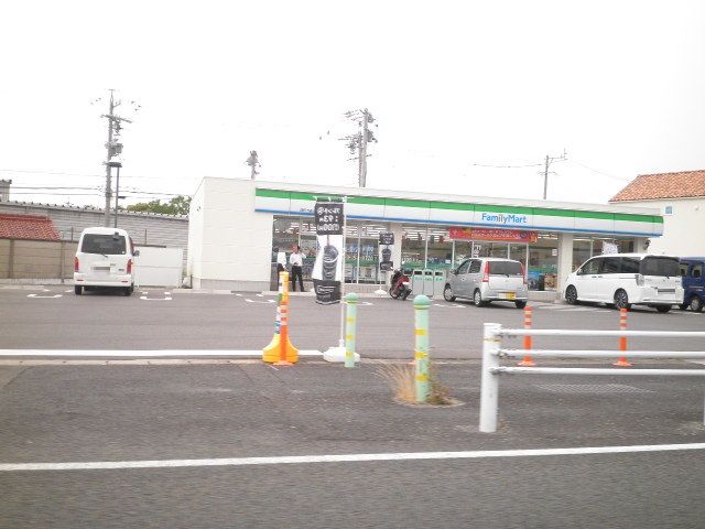コンビニ　ファミリーマート（コンビニ）まで1100m