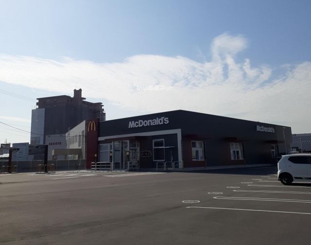 飲食店　マクドナルド 丸亀競技場前店（飲食店）まで218m