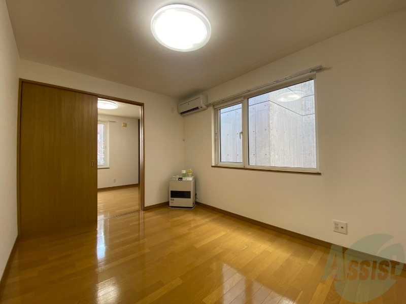 居室・リビング　木目のフローリングは落ち着きのある印象のお部屋になりますね。