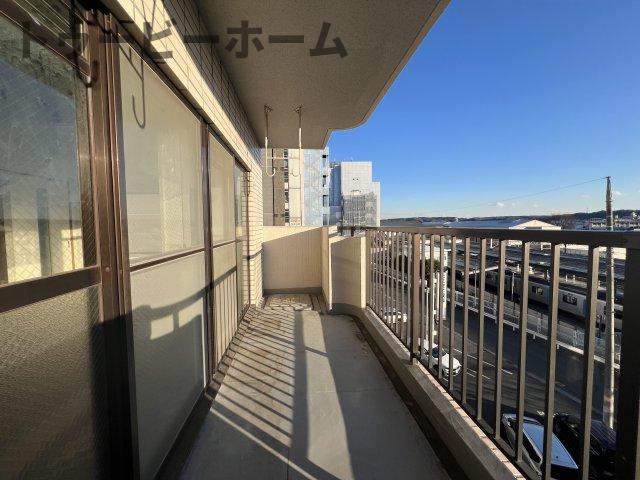 バルコニー　暖かな日差しのふりそそぐバルコニー