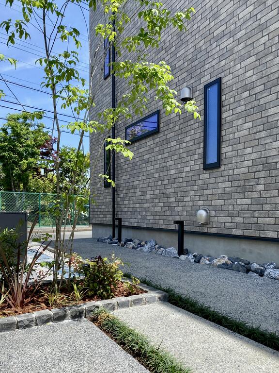 エントランス　植栽も共用部分に入りますよ♪※弊社施工例です。