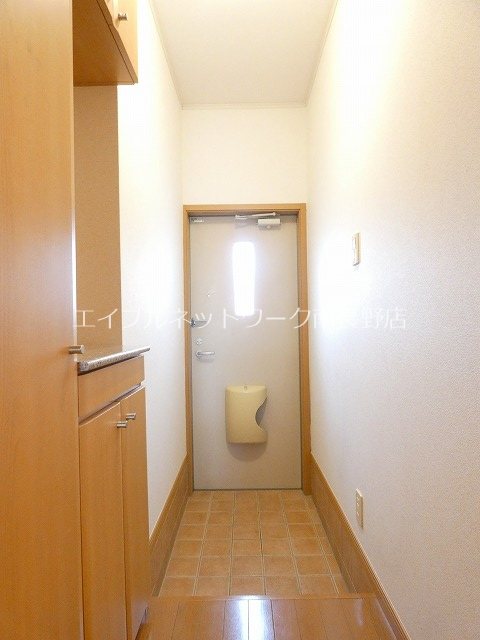 玄関　参考：101号室（内装・設備が異なる場合があります。）