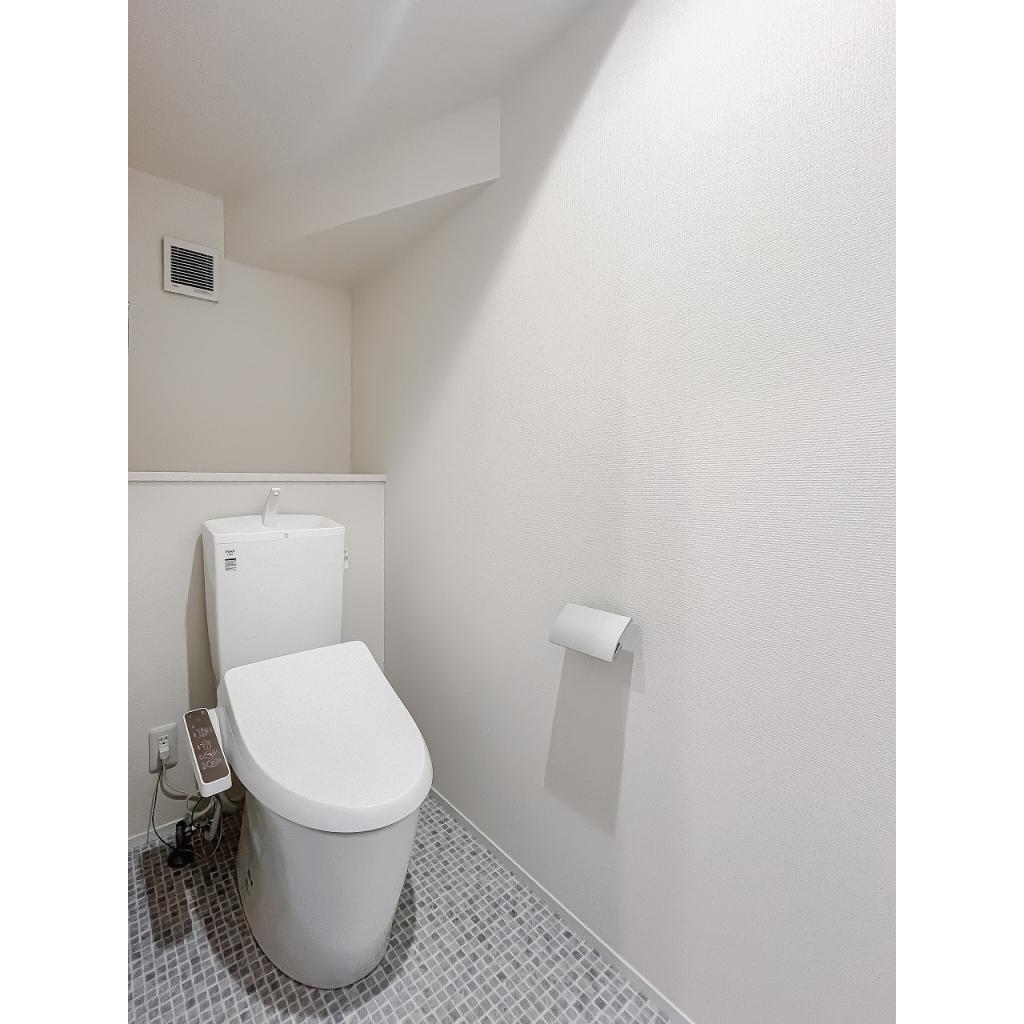 トイレ　落ち着いた色調のトイレです