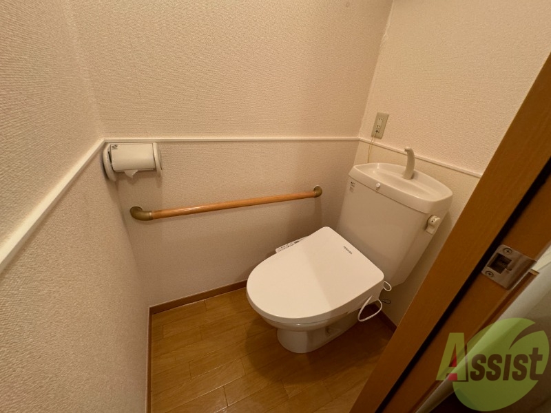 トイレ　トイレはウォシュレット機能付きです。安心して使用できますね。