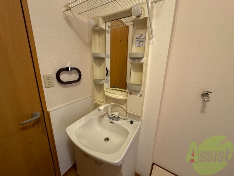 洗面設備　洗面台はシンプルなつくりで手入れがしやすそうですね。