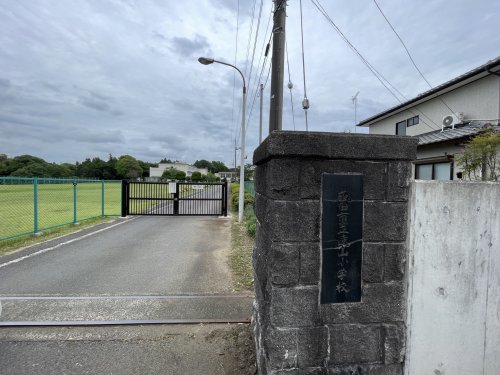 小学校　成田市立遠山小学校（小学校）まで910m