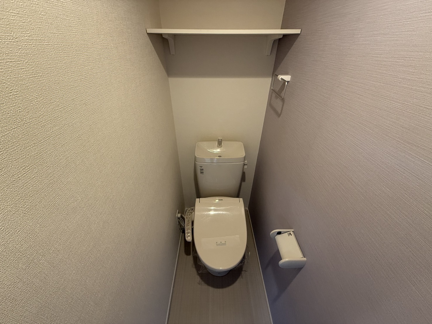 トイレ　同物件の別部屋のものです。間取りは左右反転タイプです。
