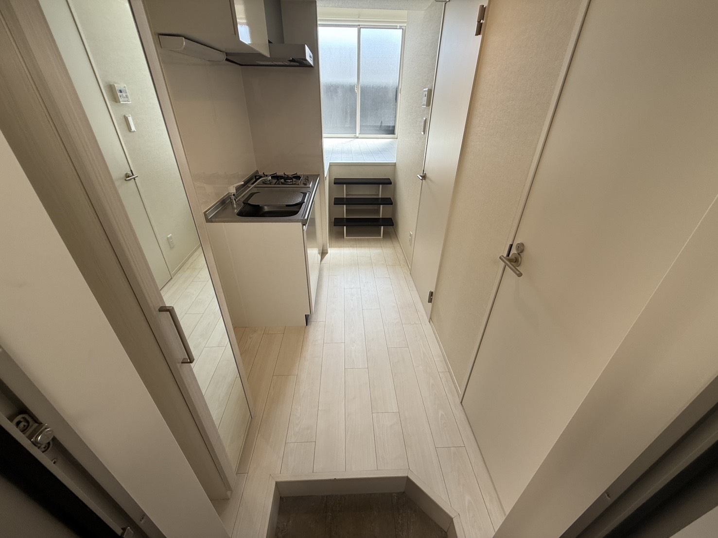 玄関　同物件の別部屋のものです。間取りは左右反転タイプです。