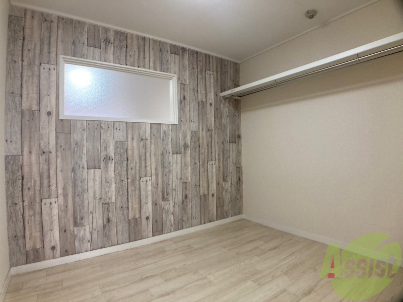 その他部屋・スペース　寝室はこちらです。光が差し込む、温かみのあるお部屋です。