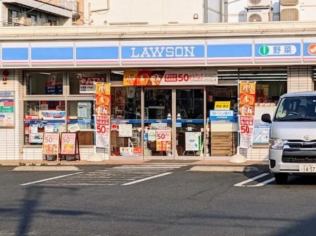 コンビニ　ローソン小菅四丁目店（コンビニ）まで135m
