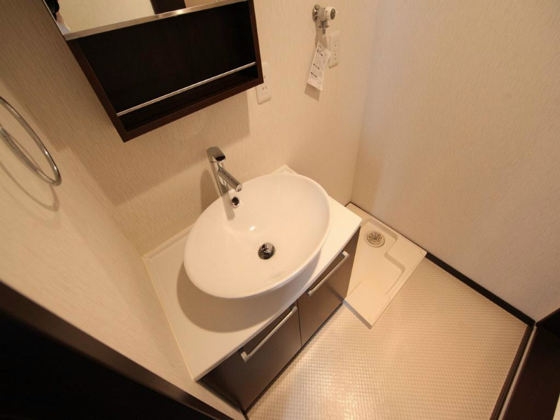 洗面設備　脱衣所　デザイン独立洗面台付　洗濯機ご用意できます